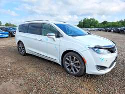 2017 Chrysler Pacifica Limited — 9
