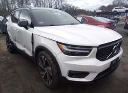 2022 Volvo XC40 T5 R-Design