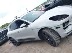 2021 Porsche Macan   — 14