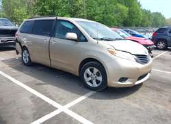2012 Toyota Sienna LE V6 8 Passenger