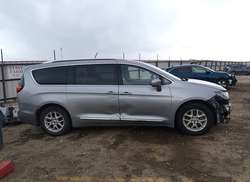 2020 Chrysler Pacifica Touring L — 14