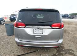 2020 Chrysler Pacifica Touring L — 17