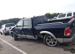 2016 RAM 1500 Laramie — 14